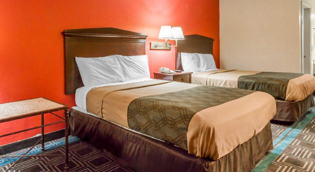 Четырёхместный номер Standard Econo Lodge Lanett