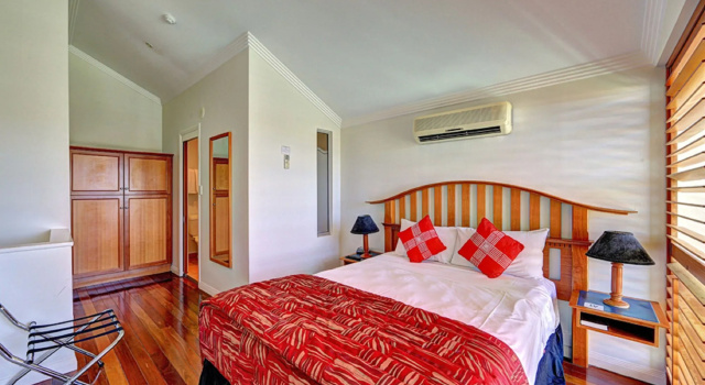 Burnett Riverside Hotel