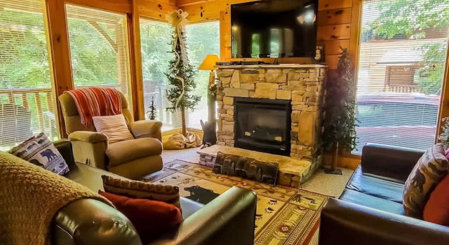 Across the Creek Cabin by Beyond Expectations With Hot Tub