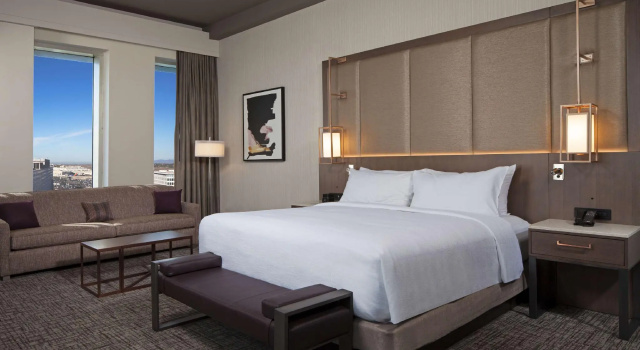 Двухместный Hearing access номер Deluxe H Hotel Los Angeles, Curio Collection By Hilton