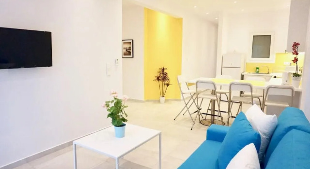 Colorful Cozy Central apt in Athens, Забронировать Отель Афины Острова Саронического залива - Аттика, рядом с Theocharakis Foundation
