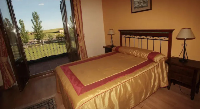 Hostal Infanta Doña Leonor, Забронировать Отель Вильялькасар-де-Сирга Паленсия, рядом с Церковь Санта-Мария-ла-Бланка