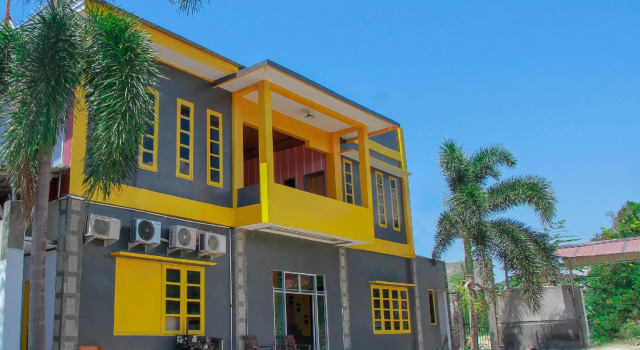 OYO 1278 Wina Beach Hotel, Prenota Hotel Palu 