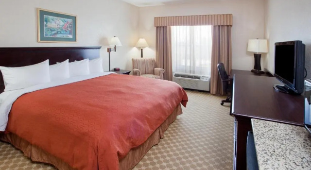 Двухместный люкс Country Inn & Suites by Radisson, Columbus, GA