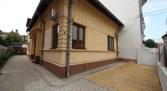 Lovely apartment and quiet courtyard in city centre, Prenota Appartamento Hotel a Muntenia con parcheggio, Parcheggio