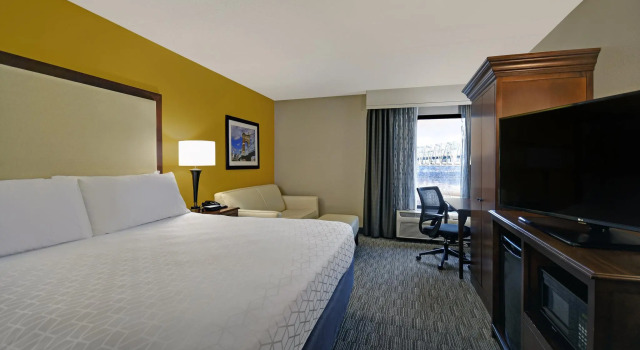 Двухместный номер Standard с видом на реку Holiday Inn Express & Suites Cincinnati Riverfront by IHG