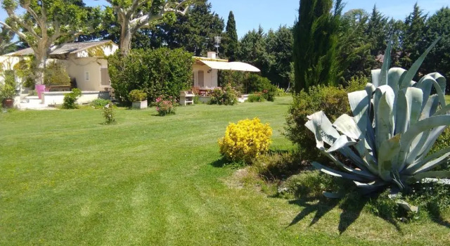 Коттедж с видом на сад La Bastide des Amouriers