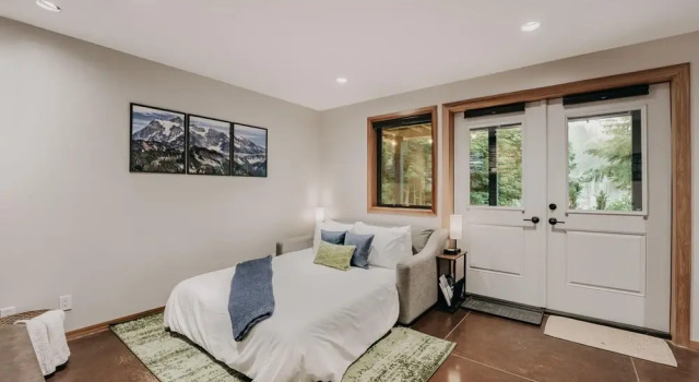 Ensuite 08 - A Newly Remodeled Studio - A Perfect Romantic Getaway, Buchen Sie Ferienwohnung Hotels in Glacier mit Parkplatz, Parkplätze
