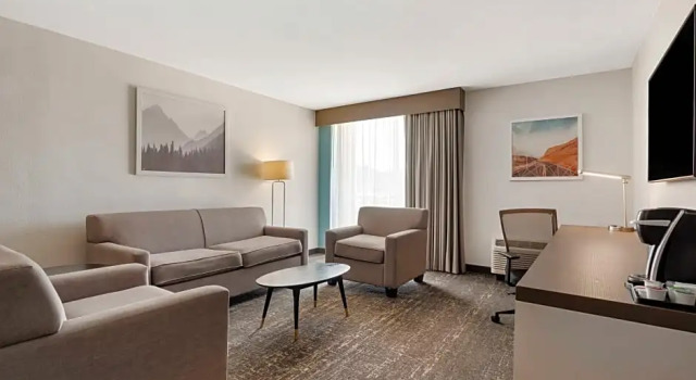 Четырёхместный люкс c 1 комнатой Best Western Plus Sparks-Reno Hotel