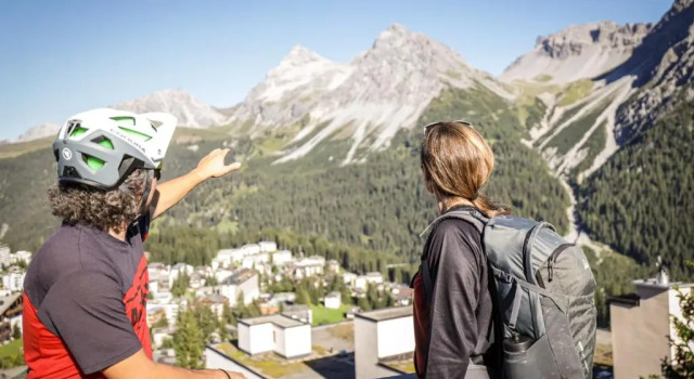 Кровать в общем номере Arosa Mountain Lodge