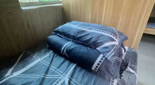Кровать в общем номере (мужской номер) Riyuewan NEXTDOOR backpacker hostel