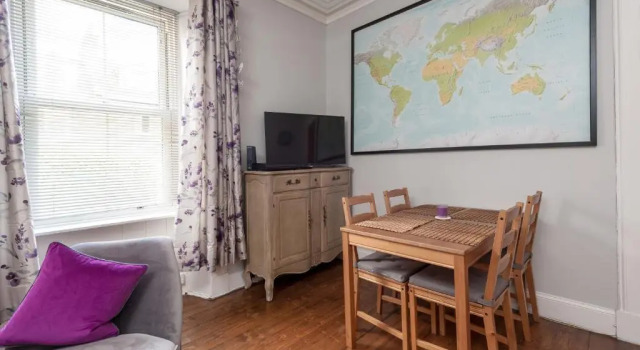 412 Lovely 2 Bedroom Apartment in Abbeyhill Colonies Near Holyrood Park and Calton Hill, Забронировать Апартаменты/квартира Эдинбург Midlothian, рядом с Холирудское абатство