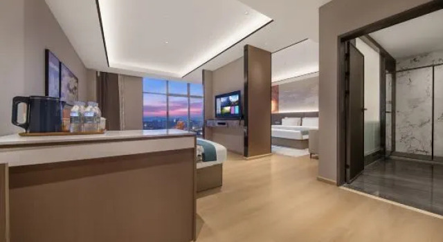 Трёхместный люкс Yuekelai Hotel Ruili