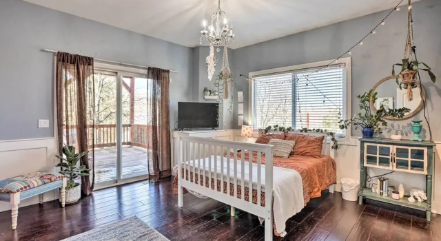 Lovely Lake Arrowhead Home w/ Private Hot Tub, Забронировать Дом для отпуска Виллы Лейк-Эрроухэд, Вилла