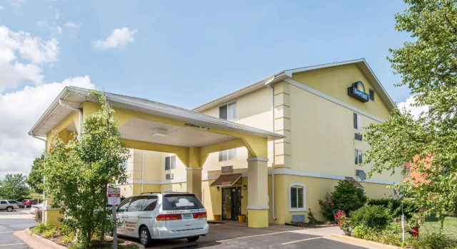Кровать в общем номере Days Inn by Wyndham Kansas City International Airport