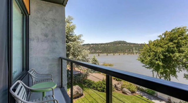 Двухместный номер Executive с балконом и с видом на реку Best Western Plus Hood River Inn