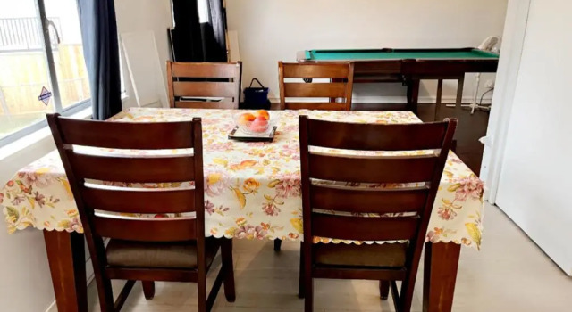 VINTAGE - 3 BED HOUSE - NORTH SURREY - PING-PONG AND POOL TABLE - TV CABLe, Buchen Sie Hotel Surrey 