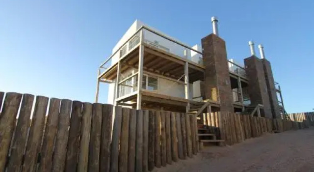 Ménage à Trois, Prenota Hotel Punta del Diablo Rocha
