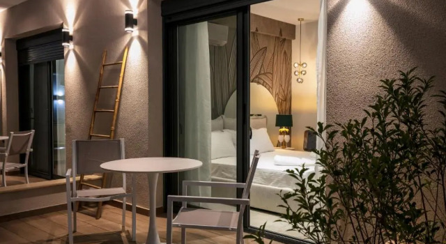 B&D Luxury Suites, Book Hotel Chrisi Akti 