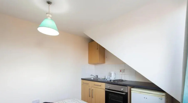 Pebbles Guest House - Flat 6