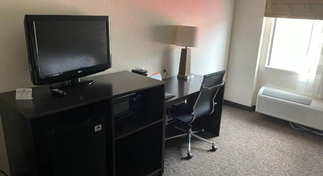 Двухместный номер Standard с балконом Sleep Inn & Suites near Sports World Blvd