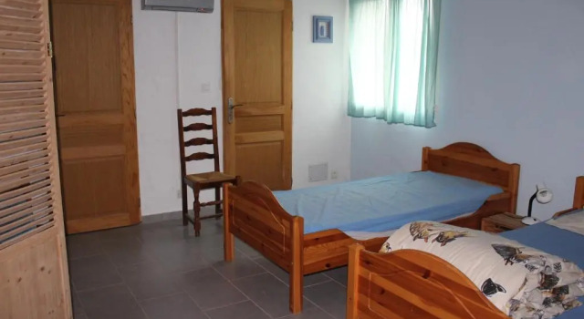 Кровать в общем номере La Sarriette - Chambres dhôtes et gîte détape à Eygalières