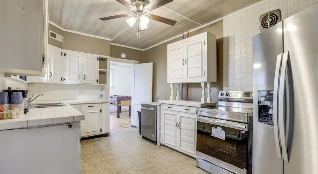 Коттедж Near University Ave! Pet-friendly 3BR w/ Foosball!