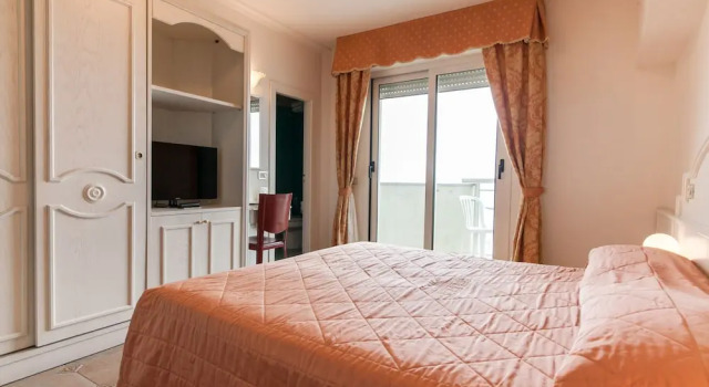 Трёхместный номер Superior с балконом Universal Hotel