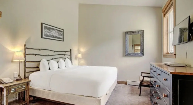 Soaring Ceilings + Mins To Gondola/apres-ski - 2br Sleeps 6 2 Bedroom Townhouse by RedAwning