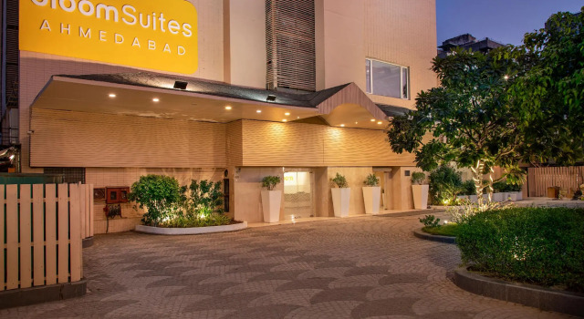BloomSuites | Ahmedabad, Rezervovat Hotel Hotely v Gujarat s parkováním, Parkování