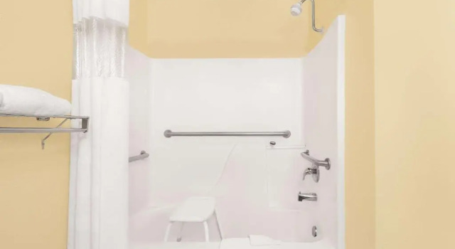 Номер Standard Days Inn by Wyndham Lamar