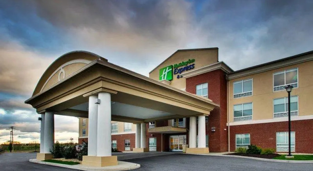 Кровать в общем номере Holiday Inn Express & Suites Lancaster East - Strasburg by IHG