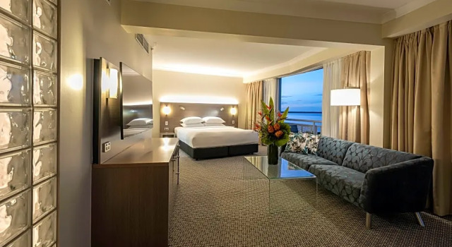Двухместный люкс c 1 комнатой с балконом и с видом на воду DoubleTree by Hilton Cairns