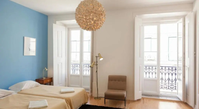Семейный номер Standard с балконом Lisbon Lounge Hostel