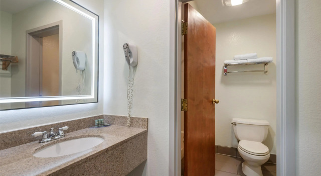 Четырёхместный номер Standard Best Western West Greenwich Inn