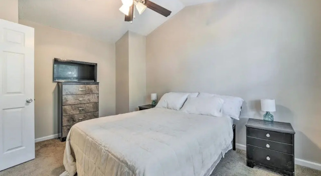 Chic Charlotte Townhome w/ Community Pool, Забронировать Апартаменты/квартира Апартаменты Шарлотте, Апартаменты/квартира