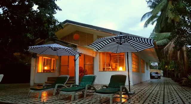White House, Batangas, Rezerwuj Hotel Hotele w Lian z parkingiem, Parking