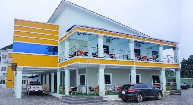 Exquisite Homes2 Hotel & Lounge