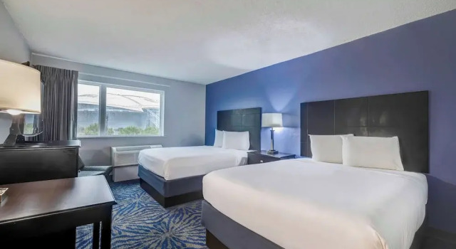 Четырёхместный номер Deluxe с видом на город Motel 6 Arlington TX Entertainment District