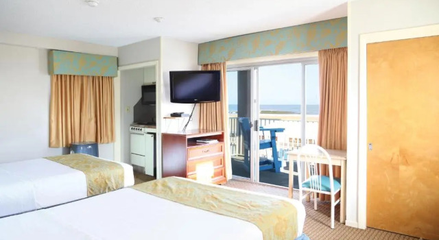 Четырёхместный номер Standard с видом на бассейн Flagship Oceanfront