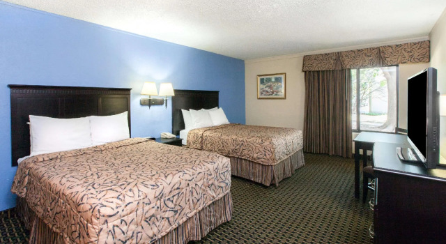 Четырёхместный номер Standard Days Inn by Wyndham Norman