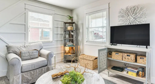 Modern Coastal Farmhouse: Walk to Surfside Beach!, Book Feriehus Sommerhuse i Surfside Beach, Hytte