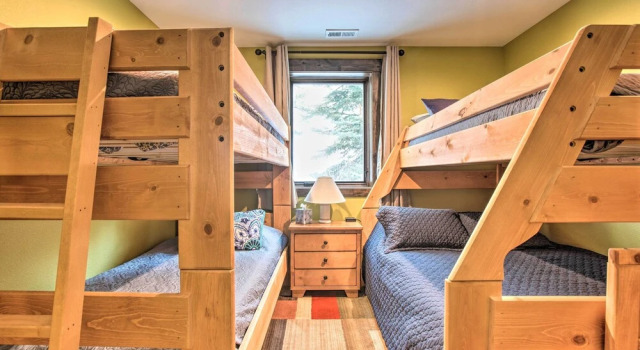 Luxe Updated Home w/ Grill + Hot Tub: 4 Mi to Rmnp