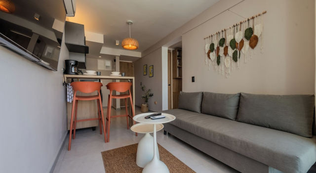 Апартаменты с балконом Modern Apt Near Beach & Center -Sunset47