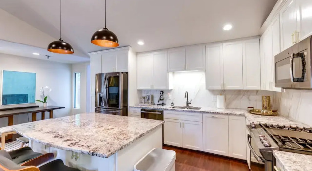 Коттедж 5 Mi to Dtwn Austin: Vibrant Home w/ Patio
