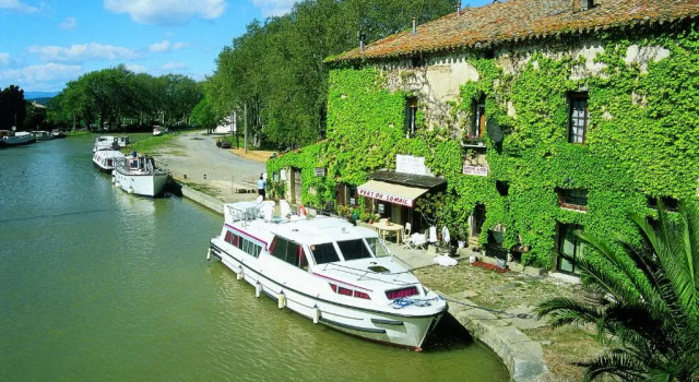 Loctroi, Village House with Patio, Book Hotel Hoteller i Corbières med parkering, Parkering