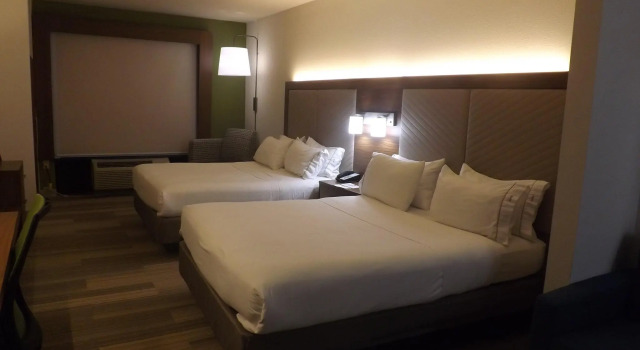 Четырёхместный люкс Holiday Inn Express & Suites Dyersburg by IHG