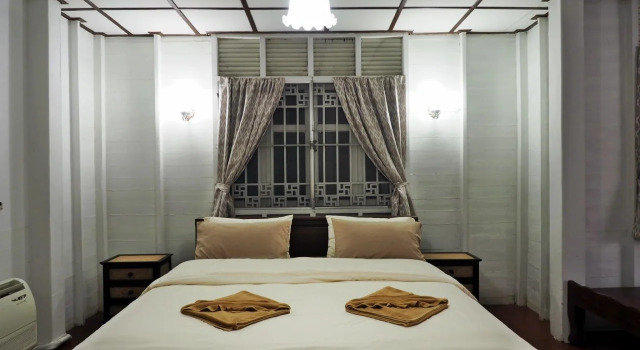 24 Samsen Heritage House