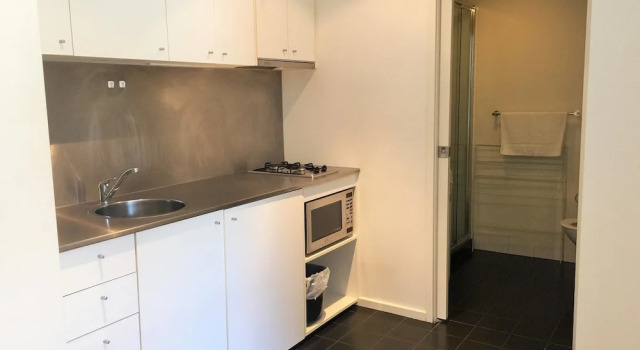 Студия с балконом Ozstays Katz Apartments