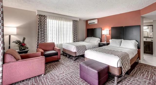 Двухместный номер Standard с балконом и с видом на бассейн Inn of Naples, Tapestry Collection by Hilton